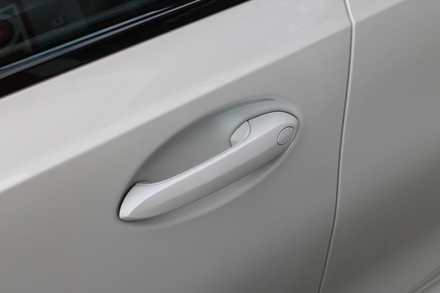 BMW 3 Serie Touring 330e 292PK M-SPORT | PANORAMISCH SCHUIF/KANTEL DAK | M-SPORT PRO-PAKKET | M-SPORT REMMEN UITGEVOERD IN DONKERBLAUW MET M LOGO | BMW LIVE COCKPIT PROFESSIONAL | CURVED DISPLAY |DRIVING ASSISTANT INCL. HEAD-UP DISPLAY | PARKING ASSIST INCL. ACHTERUITRIJCAMERA | ADAPTIEVE LED KOPLAMPEN |SHADOW LINE | M-SPORTSTOELEN VOOR | LEDER VERNASCA MET CONTRAST STIKSELS M-SPORT | STOEL VERWARMING | DRAADLOZE APPLE CARPLAY | ELEKTRISCH VERSTELBARE STOELEN MET GEHEUGEN FUNCTIE | HEAD UP DISPLAY | DRAADLOZE TELEFOONLADER | DODEHOEK BEWAKING | COMFORT PACK INCL. ELEKTRISCHE ACHTE