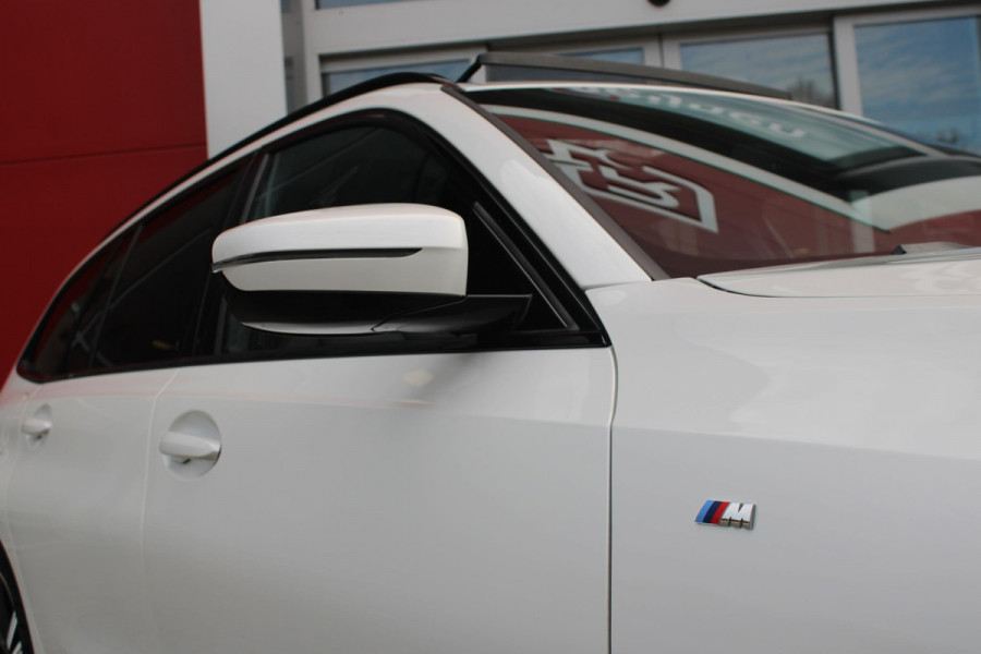 BMW 3 Serie Touring 330e 292PK M-SPORT | PANORAMISCH SCHUIF/KANTEL DAK | M-SPORT PRO-PAKKET | M-SPORT REMMEN UITGEVOERD IN DONKERBLAUW MET M LOGO | BMW LIVE COCKPIT PROFESSIONAL | CURVED DISPLAY |DRIVING ASSISTANT INCL. HEAD-UP DISPLAY | PARKING ASSIST INCL. ACHTERUITRIJCAMERA | ADAPTIEVE LED KOPLAMPEN |SHADOW LINE | M-SPORTSTOELEN VOOR | LEDER VERNASCA MET CONTRAST STIKSELS M-SPORT | STOEL VERWARMING | DRAADLOZE APPLE CARPLAY | ELEKTRISCH VERSTELBARE STOELEN MET GEHEUGEN FUNCTIE | HEAD UP DISPLAY | DRAADLOZE TELEFOONLADER | DODEHOEK BEWAKING | COMFORT PACK INCL. ELEKTRISCHE ACHTE