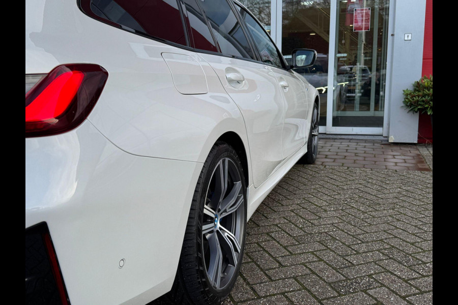 BMW 3 Serie Touring 330e 292PK M-SPORT | PANORAMISCH SCHUIF/KANTEL DAK | M-SPORT PRO-PAKKET | M-SPORT REMMEN UITGEVOERD IN DONKERBLAUW MET M LOGO | BMW LIVE COCKPIT PROFESSIONAL | CURVED DISPLAY |DRIVING ASSISTANT INCL. HEAD-UP DISPLAY | PARKING ASSIST INCL. ACHTERUITRIJCAMERA | ADAPTIEVE LED KOPLAMPEN |SHADOW LINE | M-SPORTSTOELEN VOOR | LEDER VERNASCA MET CONTRAST STIKSELS M-SPORT | STOEL VERWARMING | DRAADLOZE APPLE CARPLAY | ELEKTRISCH VERSTELBARE STOELEN MET GEHEUGEN FUNCTIE | HEAD UP DISPLAY | DRAADLOZE TELEFOONLADER | DODEHOEK BEWAKING | COMFORT PACK INCL. ELEKTRISCHE ACHTE