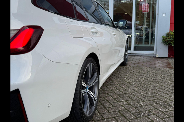 BMW 3 Serie Touring 330e 292PK M-SPORT | PANORAMISCH SCHUIF/KANTEL DAK | M-SPORT PRO-PAKKET | M-SPORT REMMEN UITGEVOERD IN DONKERBLAUW MET M LOGO | BMW LIVE COCKPIT PROFESSIONAL | CURVED DISPLAY |DRIVING ASSISTANT INCL. HEAD-UP DISPLAY | PARKING ASSIST INCL. ACHTERUITRIJCAMERA | ADAPTIEVE LED KOPLAMPEN |SHADOW LINE | M-SPORTSTOELEN VOOR | LEDER VERNASCA MET CONTRAST STIKSELS M-SPORT | STOEL VERWARMING | DRAADLOZE APPLE CARPLAY | ELEKTRISCH VERSTELBARE STOELEN MET GEHEUGEN FUNCTIE | HEAD UP DISPLAY | DRAADLOZE TELEFOONLADER | DODEHOEK BEWAKING | COMFORT PACK INCL. ELEKTRISCHE ACHTE