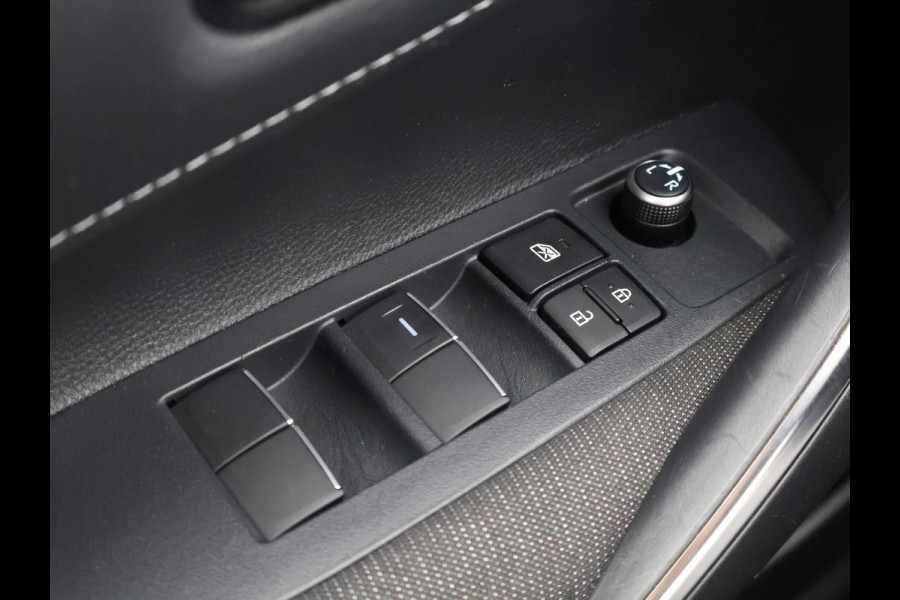 Toyota Corolla Touring Sports HYBRID BLACKLINE ACTIVE GARANTIE TOT 2033! NIEUW MODEL. CARPLAY NAVIGATIE. ADAPTIEVE CRUISE CONTROL . APPLE CARPLAY & ANDRIOD AUTO . CAMERA