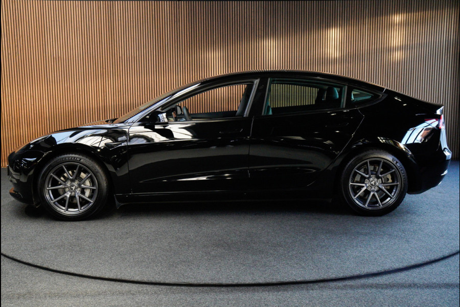 Tesla Model 3 RWD Autopilot ACC Stuurverwarm. PDC Leer Navi Panoramadak 360° Elektr. achterklep Stoelverwarming voor & achter Climate voor & achter LM velgen BTW auto! Nieuw!