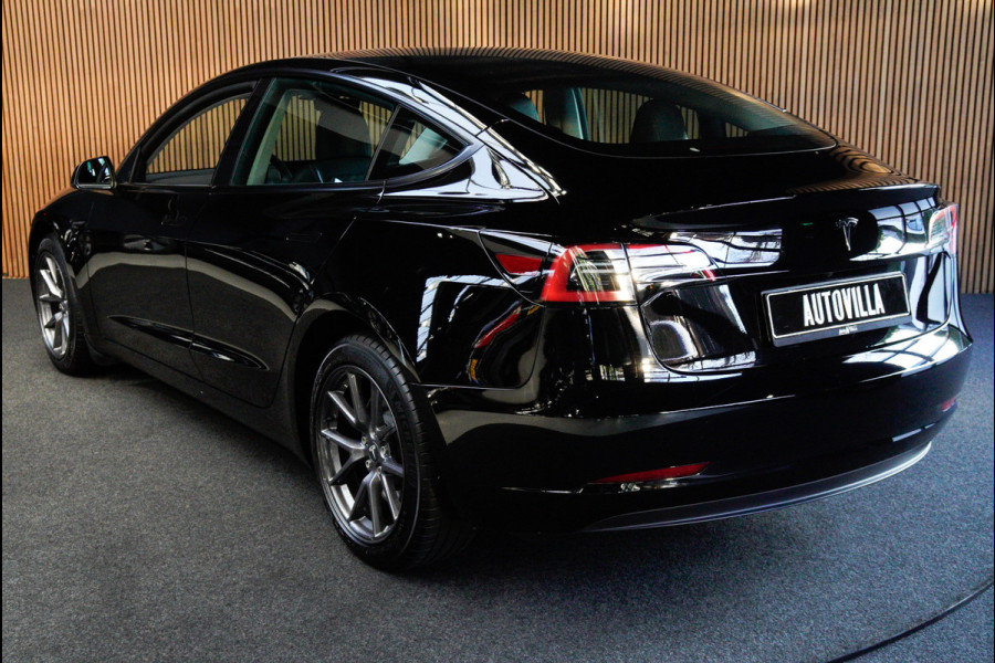 Tesla Model 3 RWD Autopilot ACC Stuurverwarm. PDC Leer Navi Panoramadak 360° Elektr. achterklep Stoelverwarming voor & achter Climate voor & achter LM velgen BTW auto! Nieuw!