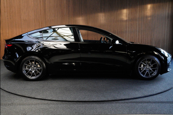 Tesla Model 3 RWD Autopilot ACC Stuurverwarm. PDC Leer Navi Panoramadak 360° Elektr. achterklep Stoelverwarming voor & achter Climate voor & achter LM velgen BTW auto! Nieuw!