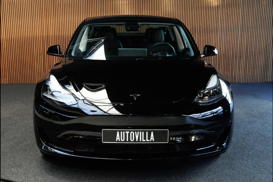 Tesla Model 3 RWD Autopilot ACC Stuurverwarm. PDC Leer Navi Panoramadak 360° Elektr. achterklep Stoelverwarming voor & achter Climate voor & achter LM velgen BTW auto! Nieuw!