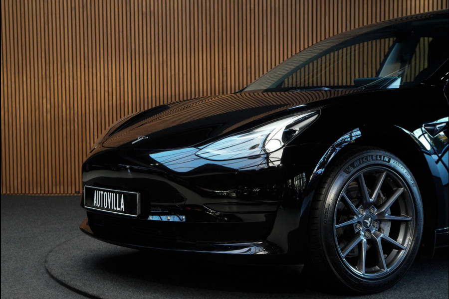 Tesla Model 3 RWD Autopilot ACC Stuurverwarm. PDC Leer Navi Panoramadak 360° Elektr. achterklep Stoelverwarming voor & achter Climate voor & achter LM velgen BTW auto! Nieuw!