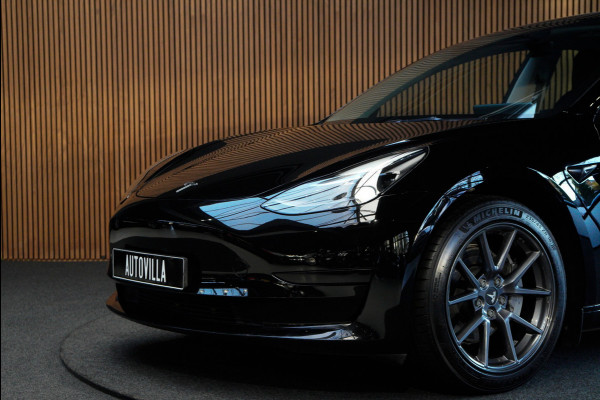 Tesla Model 3 RWD Autopilot ACC Stuurverwarm. PDC Leer Navi Panoramadak 360° Elektr. achterklep Stoelverwarming voor & achter Climate voor & achter LM velgen BTW auto! Nieuw!