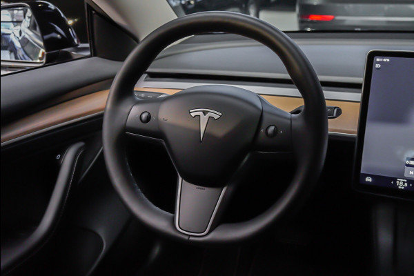 Tesla Model 3 RWD Autopilot ACC Stuurverwarm. PDC Leer Navi Panoramadak 360° Elektr. achterklep Stoelverwarming voor & achter Climate voor & achter LM velgen BTW auto! Nieuw!