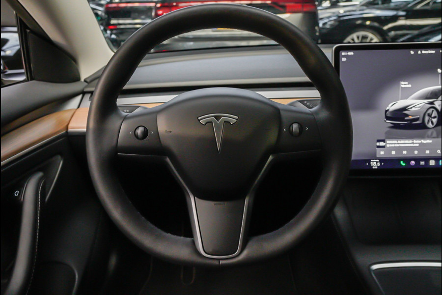 Tesla Model 3 RWD Autopilot ACC Stuurverwarm. PDC Leer Navi Panoramadak 360° Elektr. achterklep Stoelverwarming voor & achter Climate voor & achter LM velgen BTW auto! Nieuw!