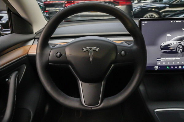 Tesla Model 3 RWD Autopilot ACC Stuurverwarm. PDC Leer Navi Panoramadak 360° Elektr. achterklep Stoelverwarming voor & achter Climate voor & achter LM velgen BTW auto! Nieuw!