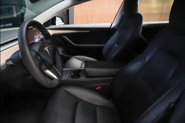 Tesla Model 3 RWD Autopilot ACC Stuurverwarm. PDC Leer Navi Panoramadak 360° Elektr. achterklep Stoelverwarming voor & achter Climate voor & achter LM velgen BTW auto! Nieuw!