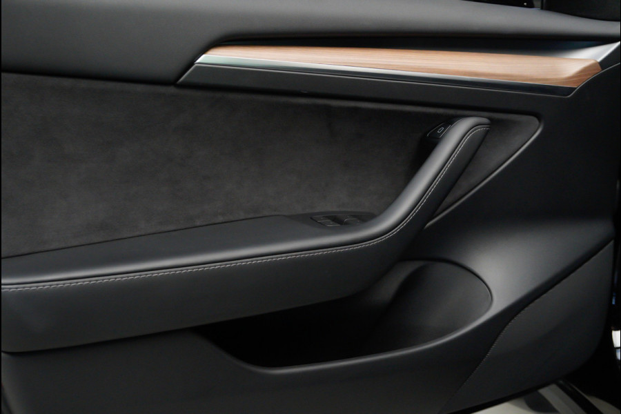 Tesla Model 3 RWD Autopilot ACC Stuurverwarm. PDC Leer Navi Panoramadak 360° Elektr. achterklep Stoelverwarming voor & achter Climate voor & achter LM velgen BTW auto! Nieuw!