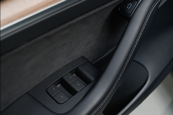 Tesla Model 3 RWD Autopilot ACC Stuurverwarm. PDC Leer Navi Panoramadak 360° Elektr. achterklep Stoelverwarming voor & achter Climate voor & achter LM velgen BTW auto! Nieuw!