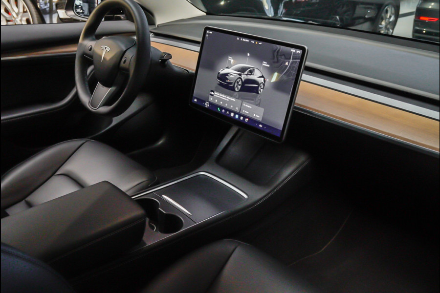 Tesla Model 3 RWD Autopilot ACC Stuurverwarm. PDC Leer Navi Panoramadak 360° Elektr. achterklep Stoelverwarming voor & achter Climate voor & achter LM velgen BTW auto! Nieuw!