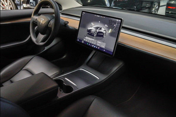 Tesla Model 3 RWD Autopilot ACC Stuurverwarm. PDC Leer Navi Panoramadak 360° Elektr. achterklep Stoelverwarming voor & achter Climate voor & achter LM velgen BTW auto! Nieuw!