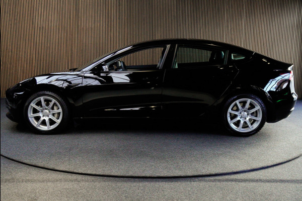 Tesla Model 3 RWD Autopilot ACC Stuurverwarm. PDC Leer Navi Panoramadak 360° Elektr. achterklep Stoelverwarming voor & achter Climate voor & achter LM velgen BTW auto! Nieuw!