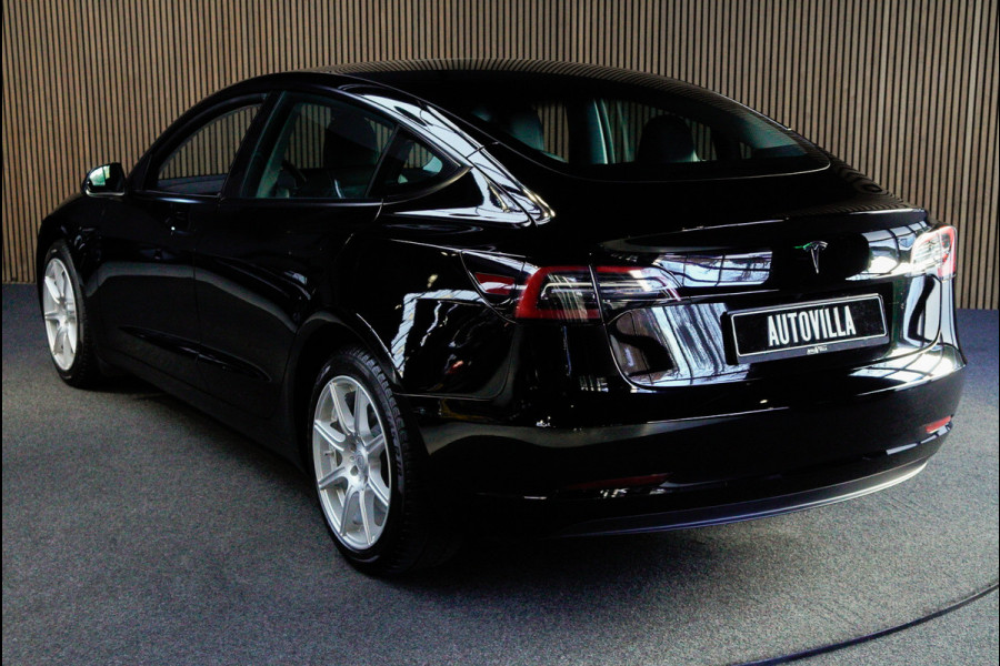 Tesla Model 3 RWD Autopilot ACC Stuurverwarm. PDC Leer Navi Panoramadak 360° Elektr. achterklep Stoelverwarming voor & achter Climate voor & achter LM velgen BTW auto! Nieuw!