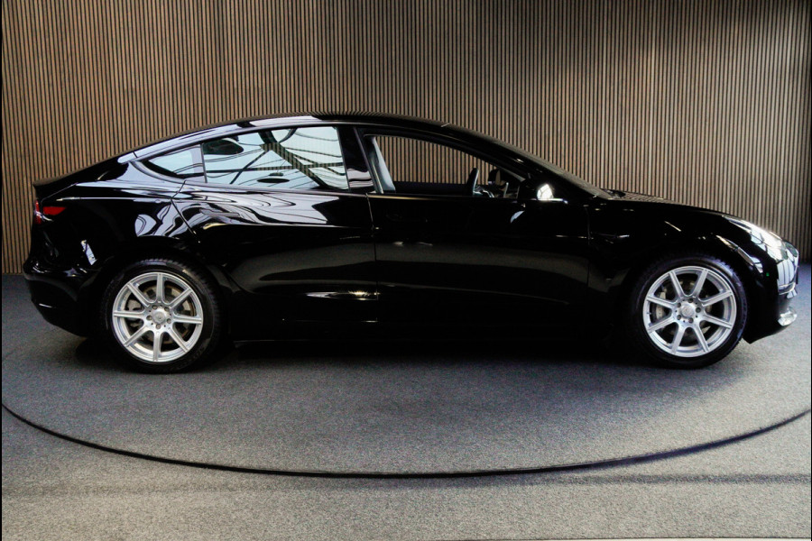 Tesla Model 3 RWD Autopilot ACC Stuurverwarm. PDC Leer Navi Panoramadak 360° Elektr. achterklep Stoelverwarming voor & achter Climate voor & achter LM velgen BTW auto! Nieuw!