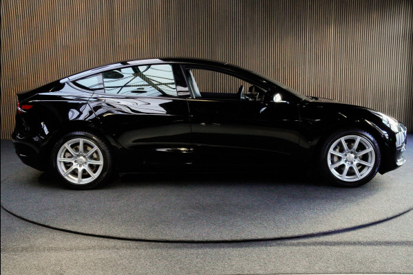 Tesla Model 3 RWD Autopilot ACC Stuurverwarm. PDC Leer Navi Panoramadak 360° Elektr. achterklep Stoelverwarming voor & achter Climate voor & achter LM velgen BTW auto! Nieuw!