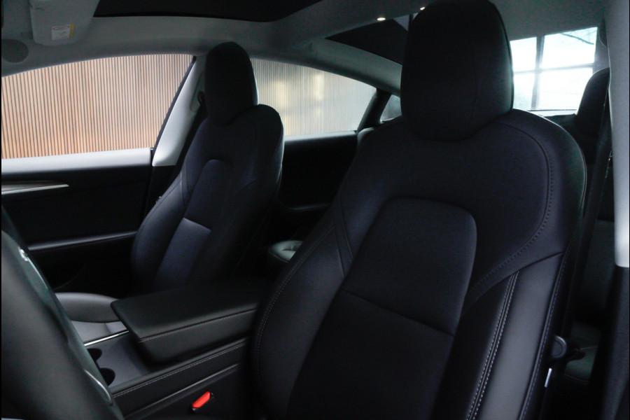 Tesla Model 3 RWD Autopilot ACC Stuurverwarm. PDC Leer Navi Panoramadak 360° Elektr. achterklep Stoelverwarming voor & achter Climate voor & achter LM velgen BTW auto! Nieuw!