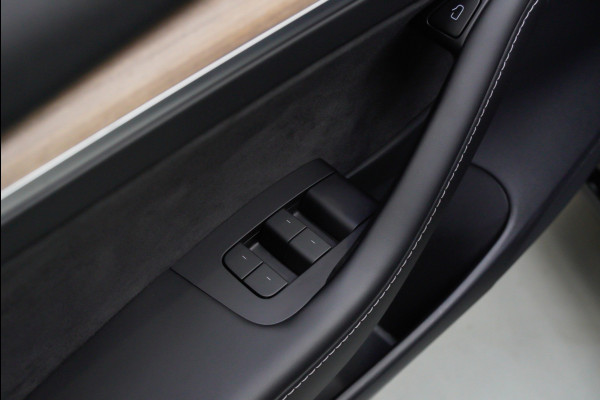 Tesla Model 3 RWD Autopilot ACC Stuurverwarm. PDC Leer Navi Panoramadak 360° Elektr. achterklep Stoelverwarming voor & achter Climate voor & achter LM velgen BTW auto! Nieuw!