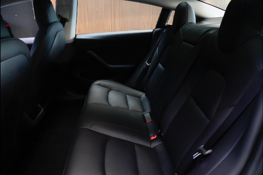 Tesla Model 3 RWD Autopilot ACC Stuurverwarm. PDC Leer Navi Panoramadak 360° Elektr. achterklep Stoelverwarming voor & achter Climate voor & achter LM velgen BTW auto! Nieuw!
