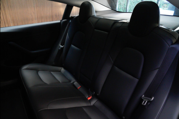 Tesla Model 3 RWD Autopilot ACC Stuurverwarm. PDC Leer Navi Panoramadak 360° Elektr. achterklep Stoelverwarming voor & achter Climate voor & achter LM velgen BTW auto! Nieuw!