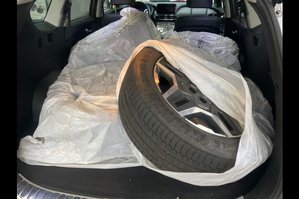 Hyundai Santa Fe 1.6 T-GDI PHEV Premium Plus Sky | Panoramadak | Trekhaak | 2 bandensets | Comfortstoelen voorin (inclusief ventilatie / stoelverwarming) | Bestuurdersstoel Met Geheugen | Adaptive cruise control | Camera