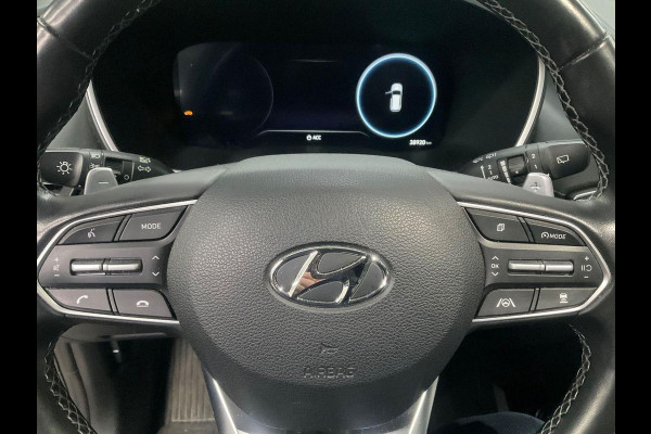 Hyundai Santa Fe 1.6 T-GDI PHEV Premium Plus Sky | Panoramadak | Trekhaak | 2 bandensets | Comfortstoelen voorin (inclusief ventilatie / stoelverwarming) | Bestuurdersstoel Met Geheugen | Adaptive cruise control | Camera