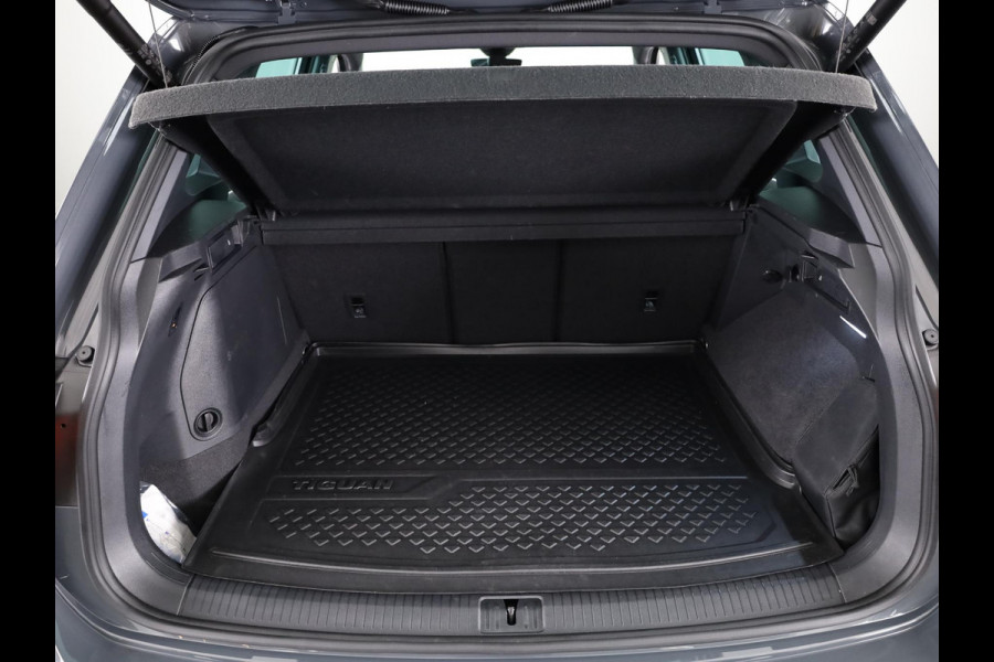 Volkswagen Tiguan 1.4 TSI eHybrid R-Line Business 245 PK | Automaat (DSG) | wegklapbare trekhaak | winterpakket | verlengde garantie