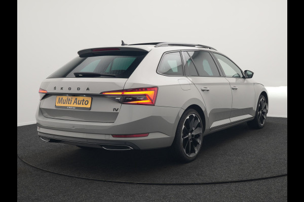 Škoda Superb Combi 1.4 TSI iV Sportline Plug In Hybrid 218pk Dealer O.H PHEV | Panodak | Crystal LED | Adaptive Cruise | Alcantara Sportstoelen Memory & Verwarmd | Camera | Apple Carplay | Sfeerverlichting | Navigatie | Virtual | DAB | 19" L.M |