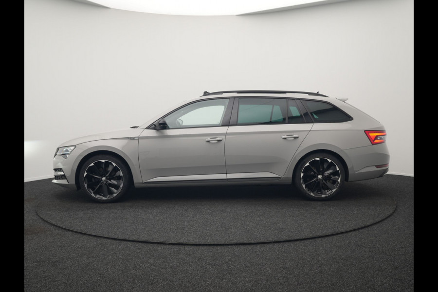 Škoda Superb Combi 1.4 TSI iV Sportline Plug In Hybrid 218pk Dealer O.H PHEV | Panodak | Crystal LED | Adaptive Cruise | Alcantara Sportstoelen Memory & Verwarmd | Camera | Apple Carplay | Sfeerverlichting | Navigatie | Virtual | DAB | 19" L.M |