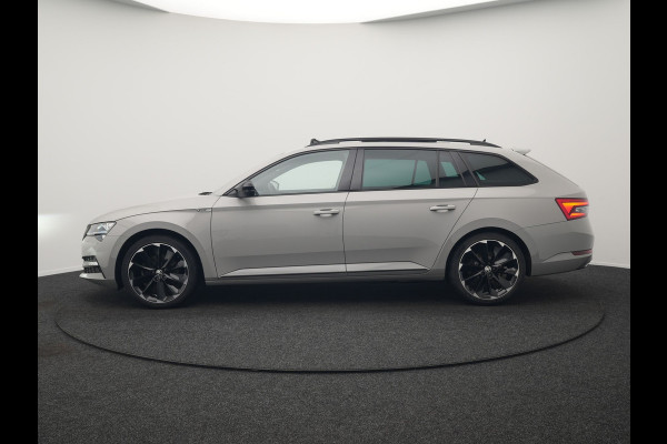 Škoda Superb Combi 1.4 TSI iV Sportline Plug In Hybrid 218pk Dealer O.H PHEV | Panodak | Crystal LED | Adaptive Cruise | Alcantara Sportstoelen Memory & Verwarmd | Camera | Apple Carplay | Sfeerverlichting | Navigatie | Virtual | DAB | 19" L.M |