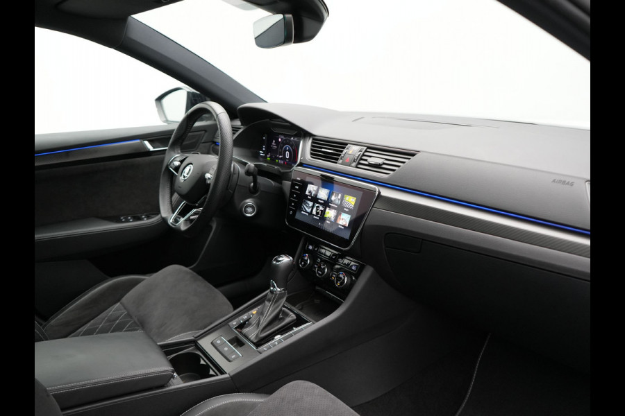 Škoda Superb Combi 1.4 TSI iV Sportline Plug In Hybrid 218pk Dealer O.H PHEV | Panodak | Crystal LED | Adaptive Cruise | Alcantara Sportstoelen Memory & Verwarmd | Camera | Apple Carplay | Sfeerverlichting | Navigatie | Virtual | DAB | 19" L.M |