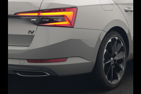 Škoda Superb Combi 1.4 TSI iV Sportline Plug In Hybrid 218pk Dealer O.H PHEV | Panodak | Crystal LED | Adaptive Cruise | Alcantara Sportstoelen Memory & Verwarmd | Camera | Apple Carplay | Sfeerverlichting | Navigatie | Virtual | DAB | 19" L.M |
