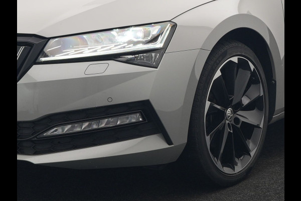 Škoda Superb Combi 1.4 TSI iV Sportline Plug In Hybrid 218pk Dealer O.H PHEV | Panodak | Crystal LED | Adaptive Cruise | Alcantara Sportstoelen Memory & Verwarmd | Camera | Apple Carplay | Sfeerverlichting | Navigatie | Virtual | DAB | 19" L.M |