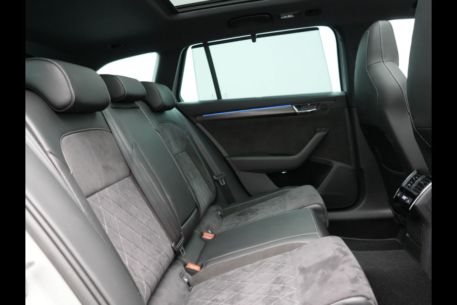 Škoda Superb Combi 1.4 TSI iV Sportline Plug In Hybrid 218pk Dealer O.H PHEV | Panodak | Crystal LED | Adaptive Cruise | Alcantara Sportstoelen Memory & Verwarmd | Camera | Apple Carplay | Sfeerverlichting | Navigatie | Virtual | DAB | 19" L.M |