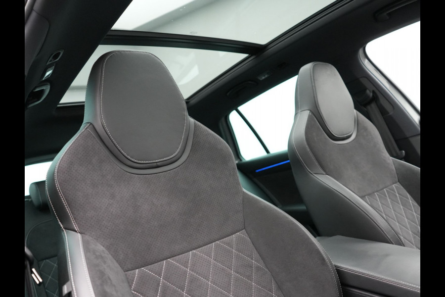 Škoda Superb Combi 1.4 TSI iV Sportline Plug In Hybrid 218pk Dealer O.H PHEV | Panodak | Crystal LED | Adaptive Cruise | Alcantara Sportstoelen Memory & Verwarmd | Camera | Apple Carplay | Sfeerverlichting | Navigatie | Virtual | DAB | 19" L.M |