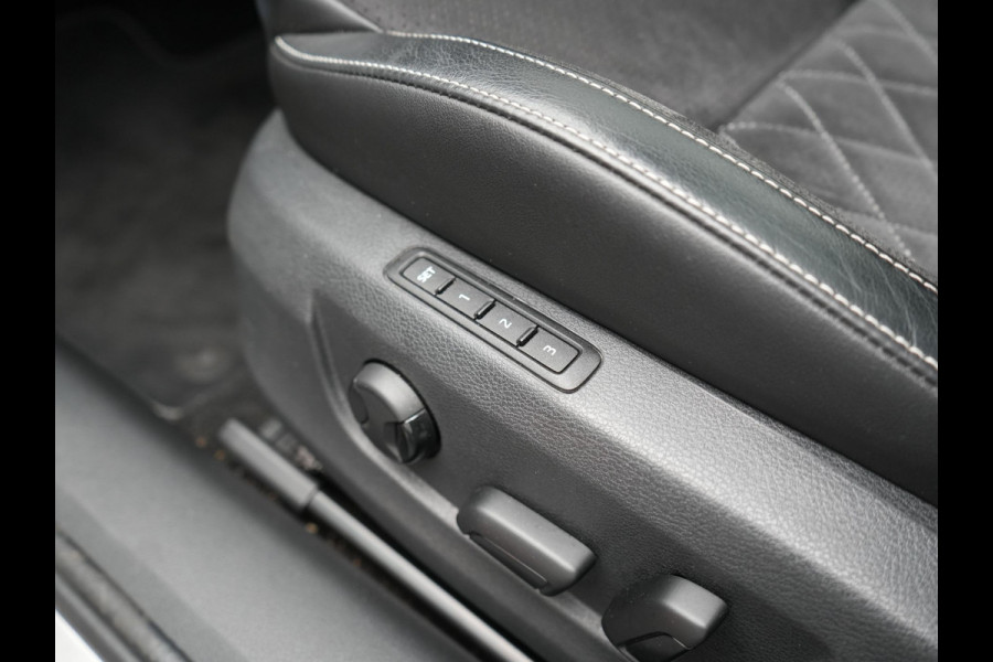 Škoda Superb Combi 1.4 TSI iV Sportline Plug In Hybrid 218pk Dealer O.H PHEV | Panodak | Crystal LED | Adaptive Cruise | Alcantara Sportstoelen Memory & Verwarmd | Camera | Apple Carplay | Sfeerverlichting | Navigatie | Virtual | DAB | 19" L.M |