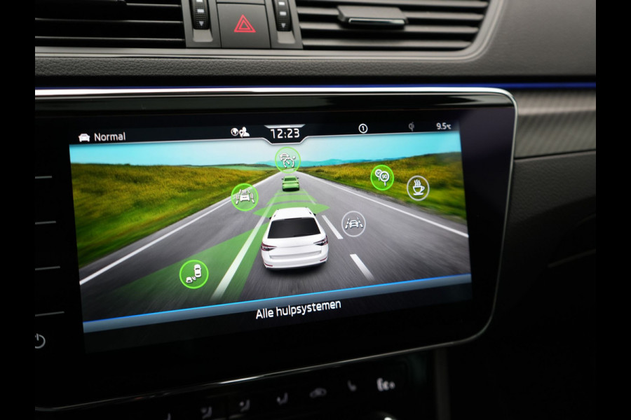 Škoda Superb Combi 1.4 TSI iV Sportline Plug In Hybrid 218pk Dealer O.H PHEV | Panodak | Crystal LED | Adaptive Cruise | Alcantara Sportstoelen Memory & Verwarmd | Camera | Apple Carplay | Sfeerverlichting | Navigatie | Virtual | DAB | 19" L.M |