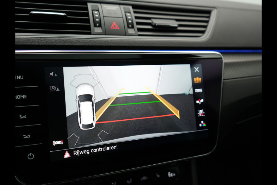 Škoda Superb Combi 1.4 TSI iV Sportline Plug In Hybrid 218pk Dealer O.H PHEV | Panodak | Crystal LED | Adaptive Cruise | Alcantara Sportstoelen Memory & Verwarmd | Camera | Apple Carplay | Sfeerverlichting | Navigatie | Virtual | DAB | 19" L.M |