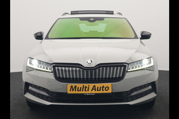 Škoda Superb Combi 1.4 TSI iV Sportline Plug In Hybrid 218pk Dealer O.H PHEV | Panodak | Crystal LED | Adaptive Cruise | Alcantara Sportstoelen Memory & Verwarmd | Camera | Apple Carplay | Sfeerverlichting | Navigatie | Virtual | DAB | 19" L.M |