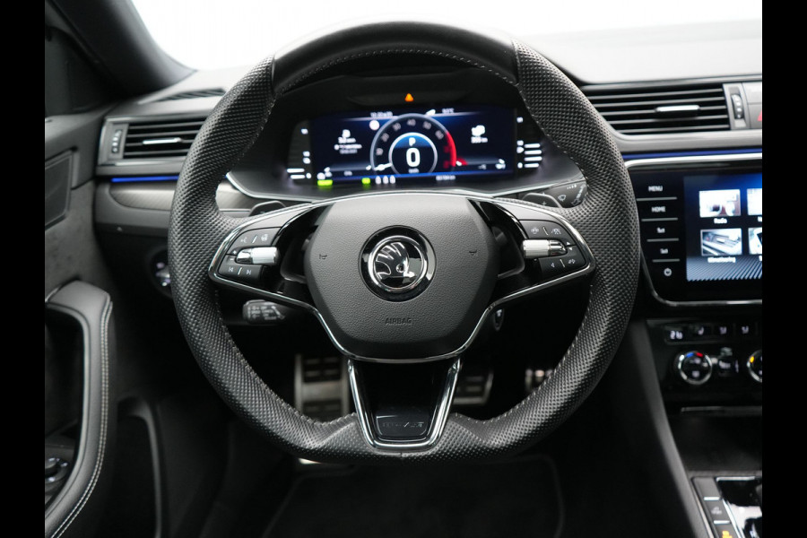 Škoda Superb Combi 1.4 TSI iV Sportline Plug In Hybrid 218pk Dealer O.H PHEV | Panodak | Crystal LED | Adaptive Cruise | Alcantara Sportstoelen Memory & Verwarmd | Camera | Apple Carplay | Sfeerverlichting | Navigatie | Virtual | DAB | 19" L.M |