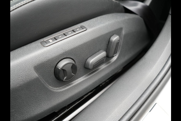 Škoda Superb Combi 1.4 TSI iV Sportline Plug In Hybrid 218pk Dealer O.H PHEV | Panodak | Crystal LED | Adaptive Cruise | Alcantara Sportstoelen Memory & Verwarmd | Camera | Apple Carplay | Sfeerverlichting | Navigatie | Virtual | DAB | 19" L.M |