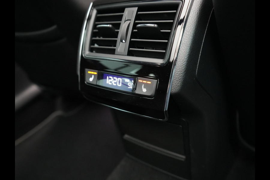 Škoda Superb Combi 1.4 TSI iV Sportline Plug In Hybrid 218pk Dealer O.H PHEV | Panodak | Crystal LED | Adaptive Cruise | Alcantara Sportstoelen Memory & Verwarmd | Camera | Apple Carplay | Sfeerverlichting | Navigatie | Virtual | DAB | 19" L.M |