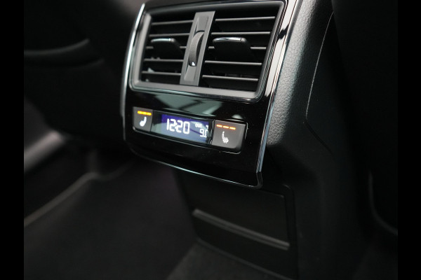 Škoda Superb Combi 1.4 TSI iV Sportline Plug In Hybrid 218pk Dealer O.H PHEV | Panodak | Crystal LED | Adaptive Cruise | Alcantara Sportstoelen Memory & Verwarmd | Camera | Apple Carplay | Sfeerverlichting | Navigatie | Virtual | DAB | 19" L.M |