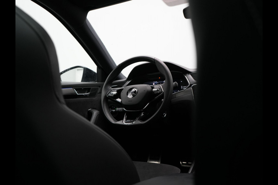 Škoda Superb Combi 1.4 TSI iV Sportline Plug In Hybrid 218pk Dealer O.H PHEV | Panodak | Crystal LED | Adaptive Cruise | Alcantara Sportstoelen Memory & Verwarmd | Camera | Apple Carplay | Sfeerverlichting | Navigatie | Virtual | DAB | 19" L.M |