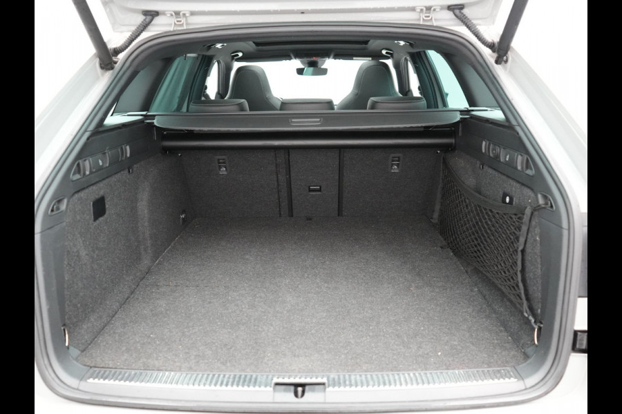 Škoda Superb Combi 1.4 TSI iV Sportline Plug In Hybrid 218pk Dealer O.H PHEV | Panodak | Crystal LED | Adaptive Cruise | Alcantara Sportstoelen Memory & Verwarmd | Camera | Apple Carplay | Sfeerverlichting | Navigatie | Virtual | DAB | 19" L.M |