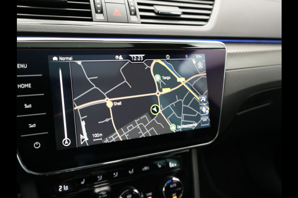 Škoda Superb Combi 1.4 TSI iV Sportline Plug In Hybrid 218pk Dealer O.H PHEV | Panodak | Crystal LED | Adaptive Cruise | Alcantara Sportstoelen Memory & Verwarmd | Camera | Apple Carplay | Sfeerverlichting | Navigatie | Virtual | DAB | 19" L.M |