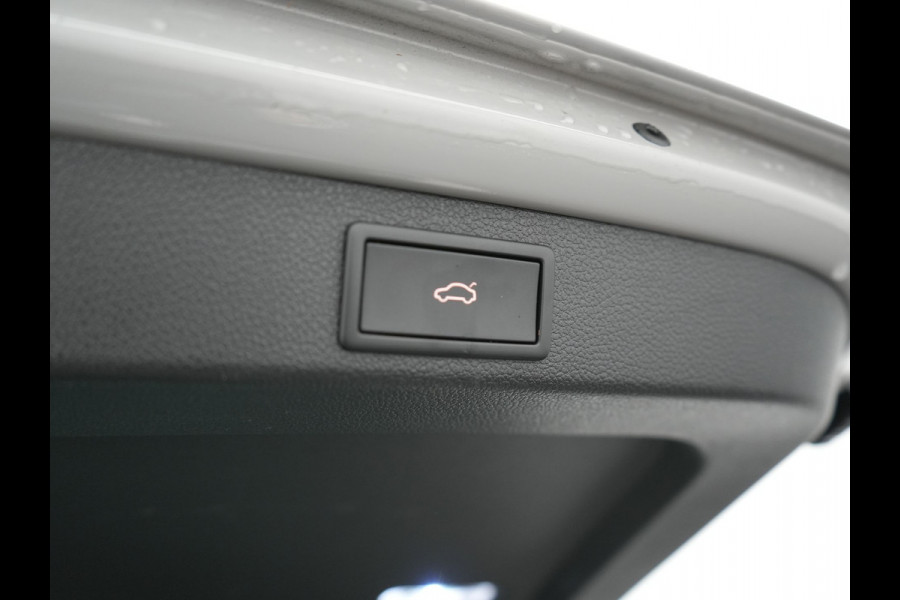 Škoda Superb Combi 1.4 TSI iV Sportline Plug In Hybrid 218pk Dealer O.H PHEV | Panodak | Crystal LED | Adaptive Cruise | Alcantara Sportstoelen Memory & Verwarmd | Camera | Apple Carplay | Sfeerverlichting | Navigatie | Virtual | DAB | 19" L.M |